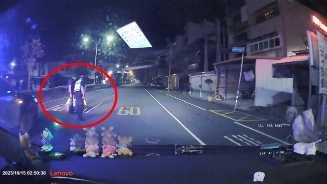 躺在路中这名男子，最后由警方带离。（翻摄爆料公社）