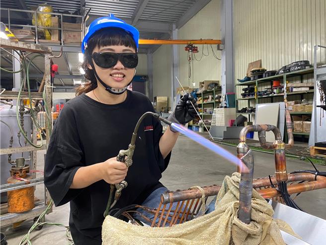 张均柔为继承家业，参加桃竹苗分署冷冻空调职训，顺利取得甲级证照。（桃竹苗分署提供／蔡明亘桃园传真）