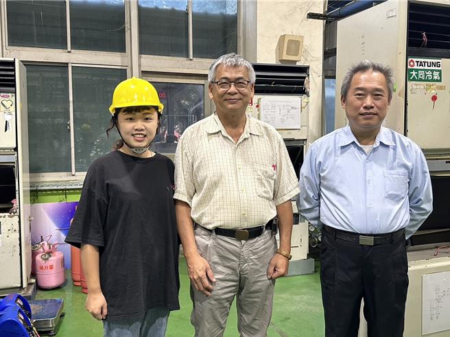 张均柔（左）与爸爸张鸿之（右），曾先后参加冷冻空调职训课程，都成为训练师李居芳老师（中）的学生，张均柔在父亲的鼓励下，参加冷冻空调职训，成功考取甲级证照。（桃竹苗分署提供／蔡明亘桃园传真）