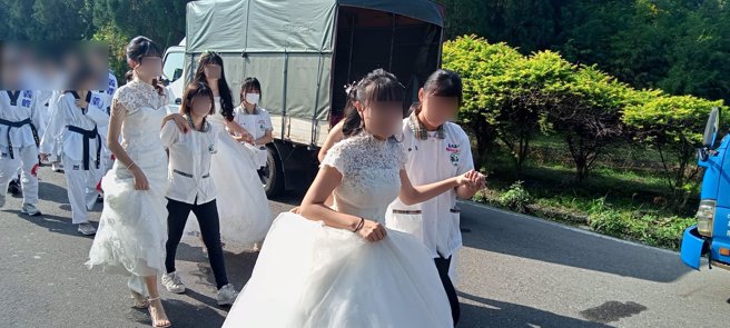 云林义峰高中时尚科同学为了毕展穿上婚纱迎接妈祖。（翻摄自爆废公社二馆脸书）
