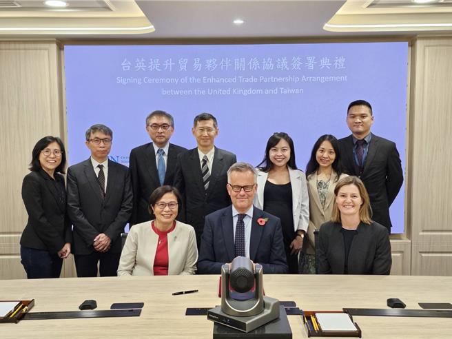 行政院经贸谈判办公室8日宣布，台英双方于8日由我国驻英代表谢武樵与英国驻台代表邓元翰（John Dennis）经由视讯，正式签署提升贸易伙伴关系协议（Enhanced Trade Partnership Arrangement），为台英长期经贸策略伙伴关系奠定重要的基础架构。（经贸办提供）