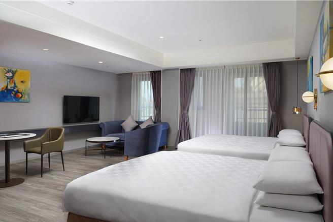 旅客周一入住免費升等至14坪全新完工的「星悅尊榮家庭房」。(義大天悅飯店提供)