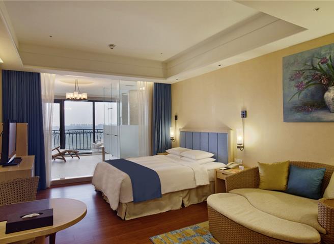 旅客於12月29日前入住雅緻家庭房或經典客房一晚，優惠價3333元起，周六加價777元即可住房。(義大皇家酒店提供)