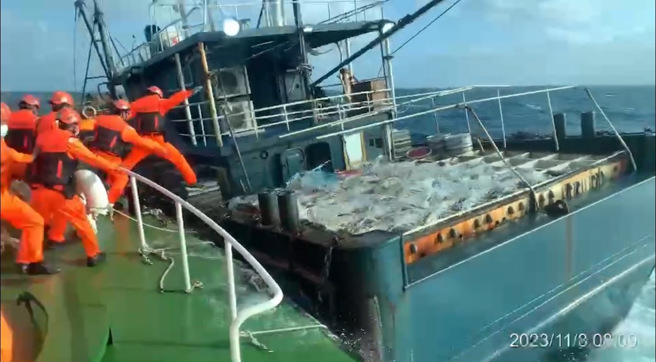 海巡人员惊险强登大陆籍船艇，上船控制8名船员。（海巡提供）