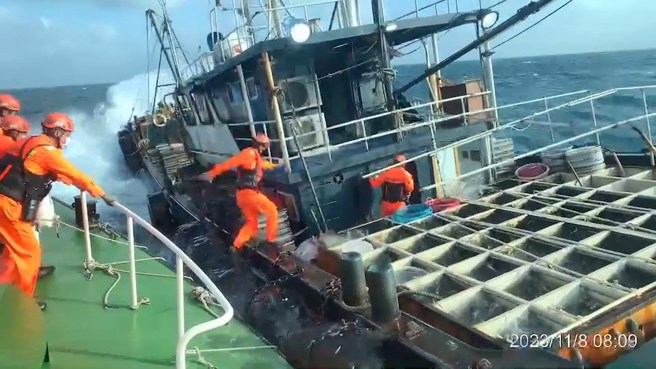 海巡人员惊险强登大陆籍船艇，上船控制8名船员。（海巡提供）