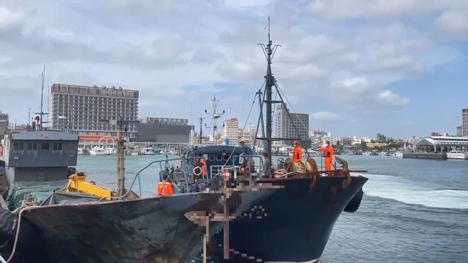 海巡将大陆籍船艇带回马公渔港。（海巡提供）