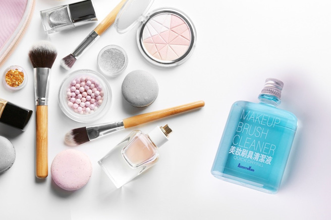 ▲AzzurroKuo 專業美妝刷具清潔液的扁平設計，方便儶帶，可隨時清潔刷具。（圖／全家人健康提供）