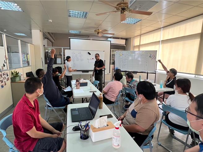 雲林縣府在斗六市成立第一處雲林縣精神障礙者協作模式服務據點「心來富會所」，周一至周五每天都有排課程、工作、活動，圖為舉行公共事務會議。（雲林縣府社會處提供）