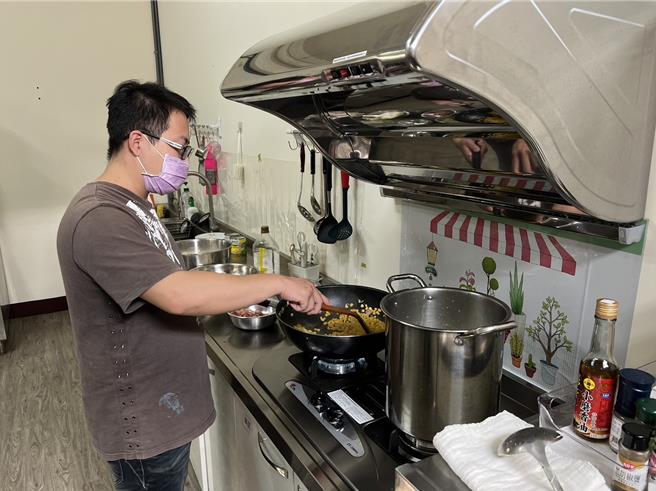 心來富會所把會員視為團體一員，每個人都分配工作，可參加餐飲組、行政組，在工作日中學習會務工作與多元活動。（雲林縣府提供）