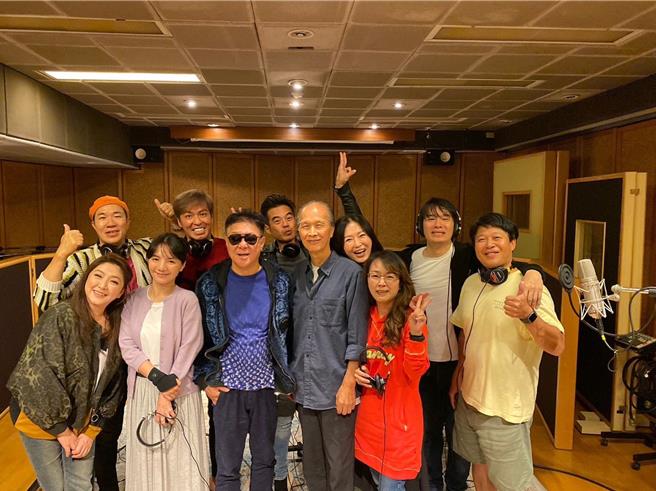 吴佩瑜（左起）、刘尔金、王思涵、王海轮、姜育恒、沈依智、李子恒、李之勤、忧忧、张洛君、汤俊沛，日前为演唱会进行彩排。（开丽娱乐提供）