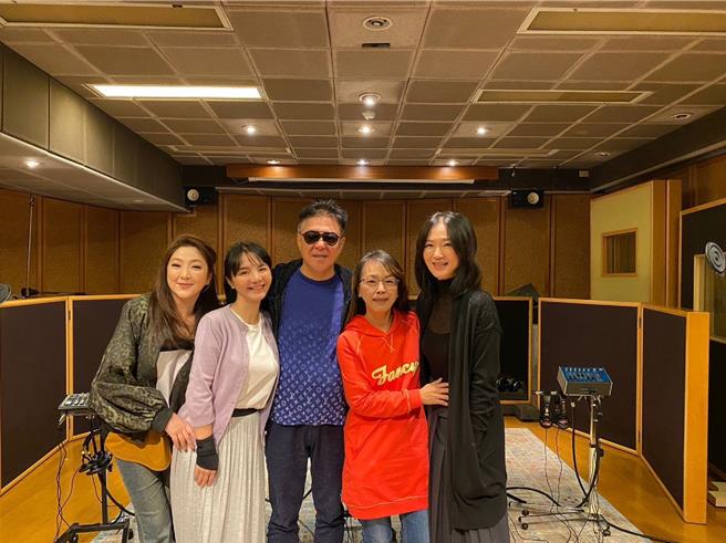 吴佩瑜（左起）、王思涵、姜育恒、忧忧、李之勤，日前为演唱会进行练唱。（开丽娱乐提供）