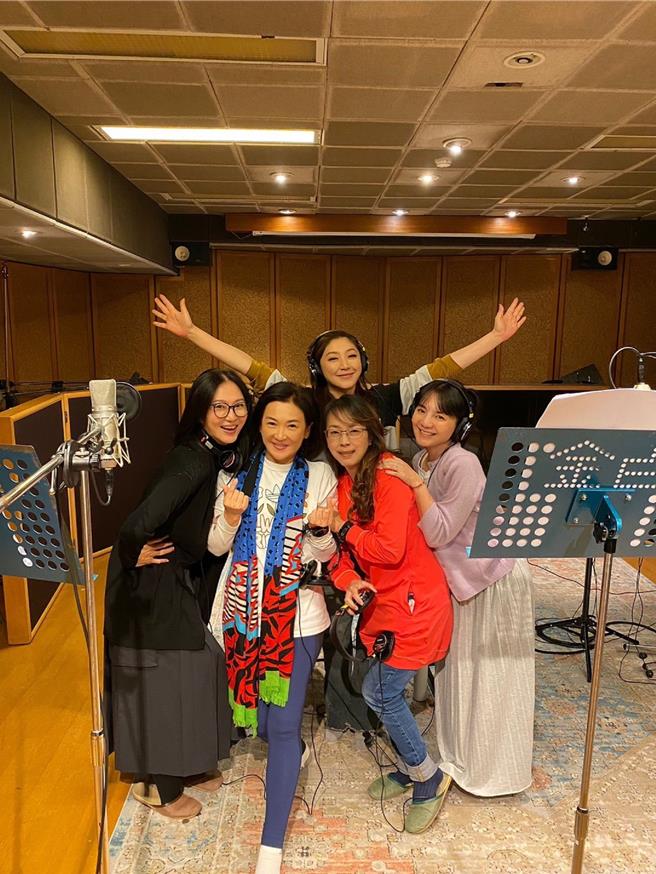 李之勤（前排左起）、姚黛、忧忧、王思涵、吴佩瑜（后排中），日前为演唱会进行练唱。（开丽娱乐提供）