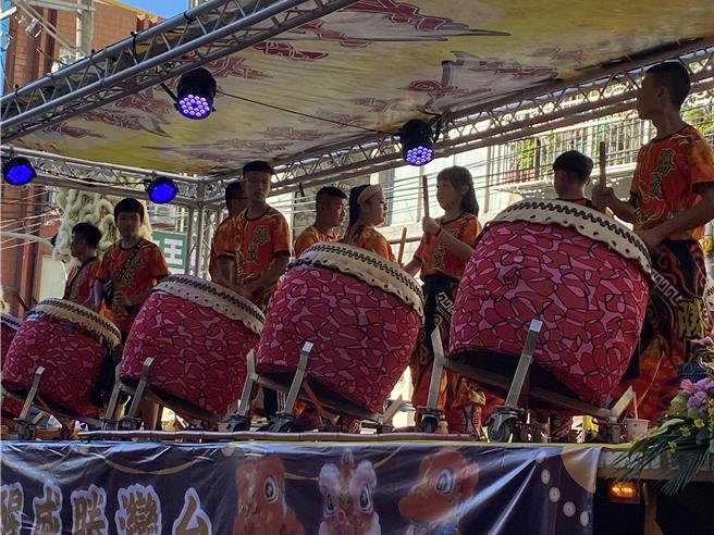 戰鼓隊大顯身手，節奏分明、驚天撼地的戰鼓聲，躍動有活力。（張妍溱攝）