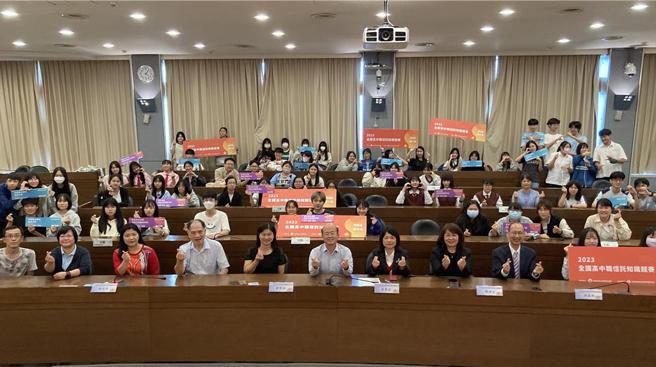 由左至右：致理科技大学财金系杨适伃助理教授、游清芳助理教授、系主任张佳雯副教授、副校长黄博怡教授、信托公会吕蕙容秘书长、陈靖宜副秘书长、游基政秘书。图／信托公会提供