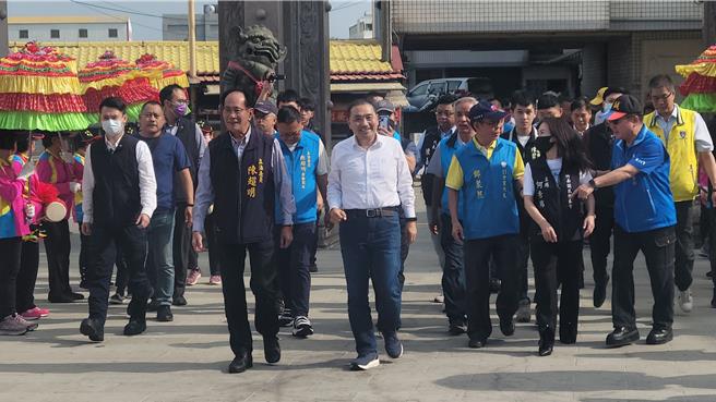 国民党总统参选人侯友宜8日下午赴竹南龙凤宫参拜，受到庙方热烈欢迎。（读者提供／谢明俊苗栗传真）