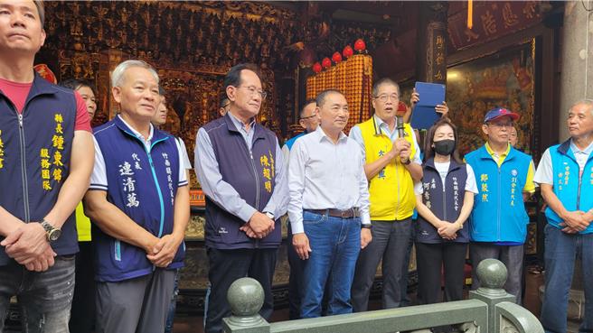 国民党总统参选人侯友宜8日下午赴竹南龙凤宫参拜，强调两岸和平重要。（读者提供／谢明俊苗栗传真）