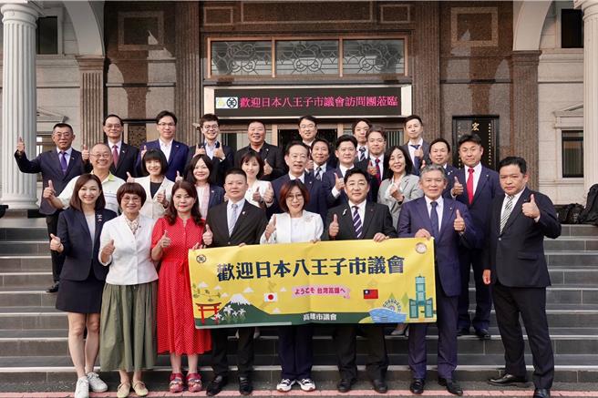 日本八王子市議會訪問團疫後首度來台參訪，今（8）日造訪高市議會。高市議長康裕成期盼未來雙方議會互動更頻繁、羈絆更深厚。（柯宗緯翻攝）