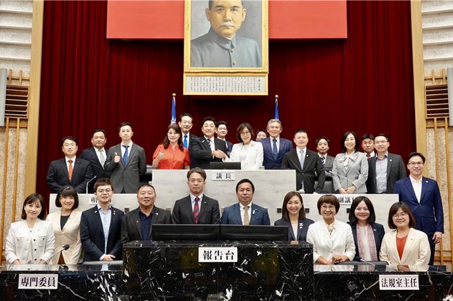 日本八王子市議會訪問團疫後首度來台參訪，今（8）日造訪高市議會。高市議長康裕成期盼未來雙方議會互動更頻繁、羈絆更深厚。（柯宗緯翻攝）