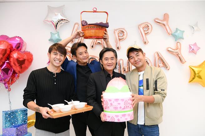 黃玉榮（左起）、林佑星、謝承均（右）端出壽桃替江國賓（右二）慶生。（三立提供）