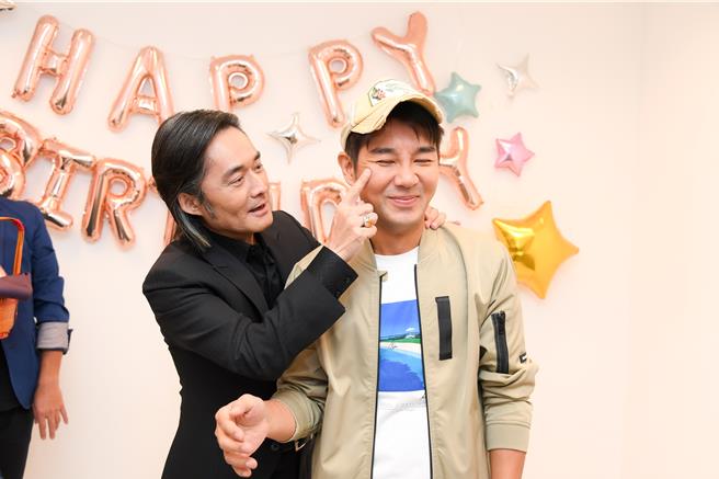 江國賓調皮地在謝承均臉上抹奶油。（三立提供）