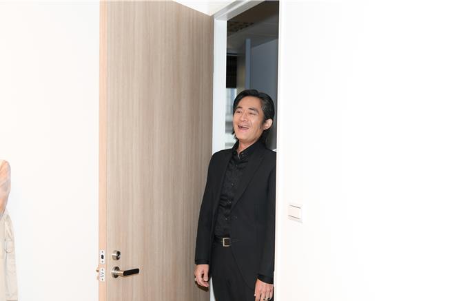 江國賓看到大夥替他慶生，驚喜大笑。（三立提供）