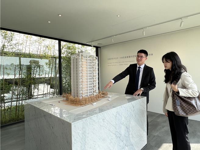 睿向建设初试啼声，在潭子弘富重划区推出「睿向大涵」，产品从36到42坪纯3房，今年初开卖至今销售已近8成。(林欣仪摄)