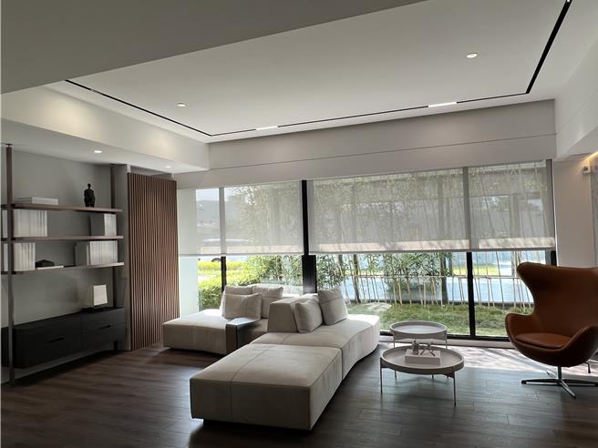 「睿向大涵」规画「全景式玻璃落地窗」兼具视野及採光。(林欣仪摄)