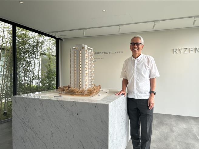 宝玺机构董事长梁德煌表示，「睿向大涵」坐落于潭子后花园-弘文中学首排，形塑基地在公园里、生活也在公园里。(林欣仪摄)