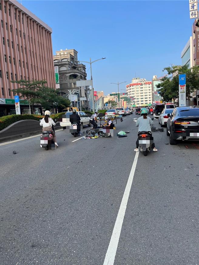 高雄新興區今天上午發生一起車禍，一輛徐男駕駛的黑色轎車逆向駛進中正三路，撞上一輛路邊汽車、2部行駛中機車，並肇事逃離現場，造成2名機車騎士輕傷送醫。（警方提供／任義宇高雄傳真）