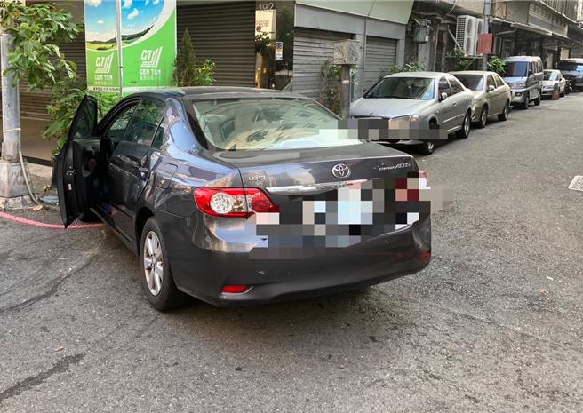 警方循線追查肇事駕駛，並在林森一路發現肇事車輛，經釐清身分後於當日下午逮到肇事的18歲徐姓男子。（警方提供／任義宇高雄傳真）