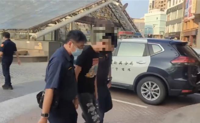 涉嫌危險駕車、無照駕駛、肇事逃逸的18歲徐姓男子遭警方鎖定後主動投案，向警方供稱因精神不濟與不諳車輛操作釀禍，因擔心無照會遭開罰，便棄車逃逸離開現場。（警方提供／任義宇高雄傳真）