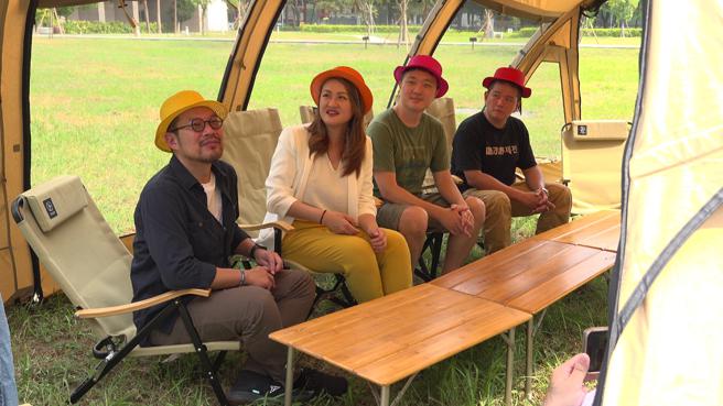 高閔琳與簡文彬還有業者體驗風格帳篷。（圖片來源：記者 賴君欣 攝）
