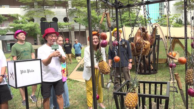 高閔琳體驗Pili Pala 直火碳烤。（圖片來源：記者 賴君欣 攝）
