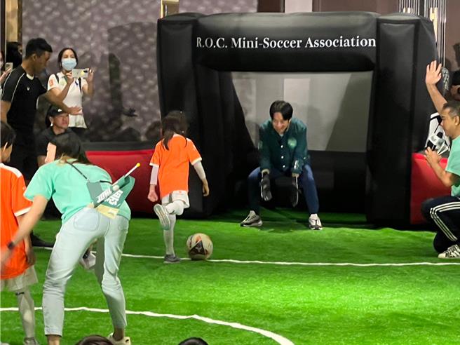 民进党总统参选人赖清德今出席全国体育界挺赖清德后援会成立大会，先与小朋友来一场足球赛。（王扬杰摄）