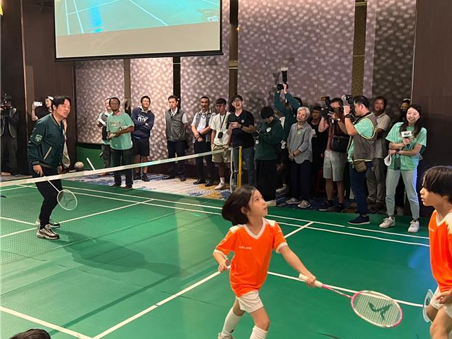 民进党总统参选人赖清德今出席全国体育界挺赖清德后援会成立大会，与小朋友比赛羽球。（王扬杰摄）