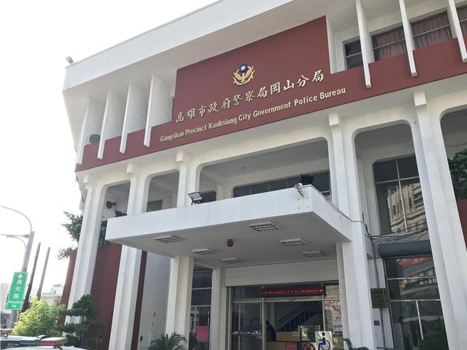 高雄市梓官區某宮廟於5日舉辦遶境活動，當天下午3時許因兩頂宮廟神轎不慎碰撞，差點演出全武行，圖為岡山警分局。（本報資料照片）