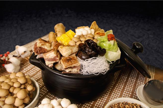 王朝餐厅「家传羊肉炉」费工耗时，是民眾暖身暖胃必吃的秋冬美食。（台北凯撒大饭店提供）