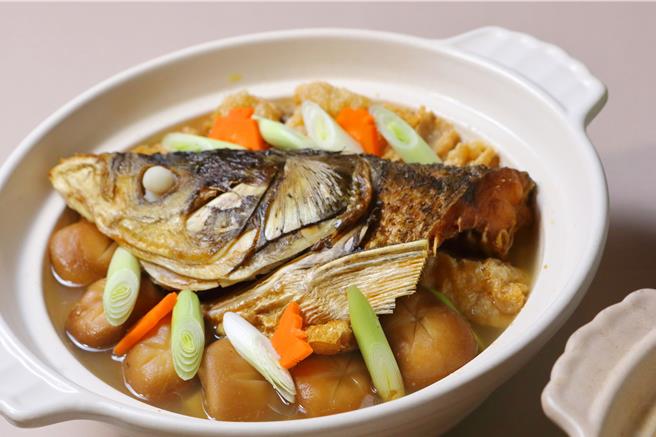 「什锦沙茶鱼头锅」用数10种食材熬煮，汤头料丰味美，暖心暖胃。（台北老爷大酒店提供）