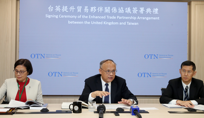 行政院经贸谈判办公室8日举行「台英签署双边提升贸易伙伴关系协议说明会」，行政院政委兼经贸谈判办公室总谈判代表邓振中（中）表示，台湾与英国能签署本项协议，将有助于提升我国际经贸地位，增进世界上其他国家与我交往的信心。图左为经贸谈判办公室副总谈判代表杨珍妮，右为经贸谈判办公室执行秘书萧振荣。（刘宗龙摄）