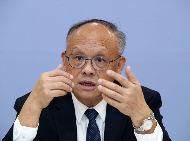 行政院经贸谈判办公室8日举行「台英签署双边提升贸易伙伴关系协议说明会」，行政院政委兼经贸谈判办公室总谈判代表邓振中（图）表示，台湾与英国能签署本项协议，将有助于提升我国际经贸地位，增进世界上其他国家与我交往的信心。（刘宗龙摄）