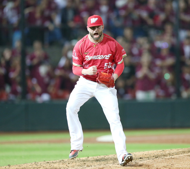 味全龙先发投手伍铎2局下化解无人出局满垒失分危机后兴奋怒吼。（陈怡诚摄）