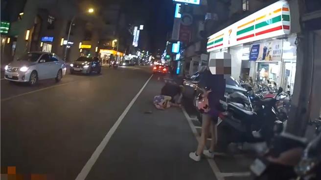 警方到场时，李男已被压制在地。（警方提供）