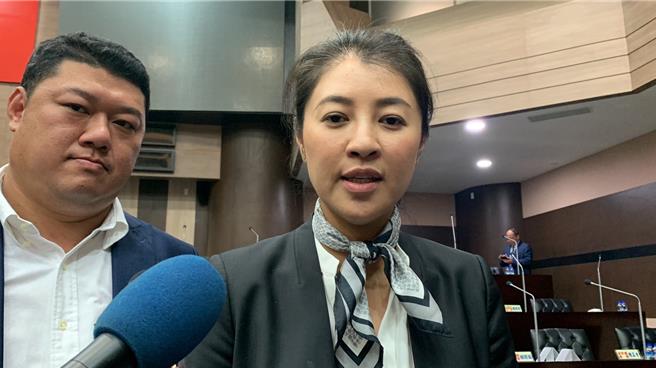 南投县长许淑华（右）喊话民进党立委蔡培慧「可否协助协调民进党执政县市长帮帮南投处理垃圾问题？」曾雪蒨摄