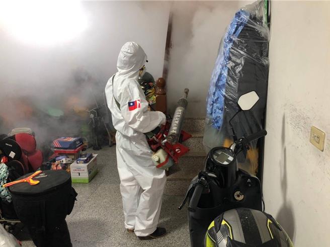 台南登革熱至8日累計1萬9446例，本周本土登革熱前3日病例，較上周同期大幅減少21％，化學防治仍持續不懈。（台南市衛生局提供／曹婷婷台南傳真的）