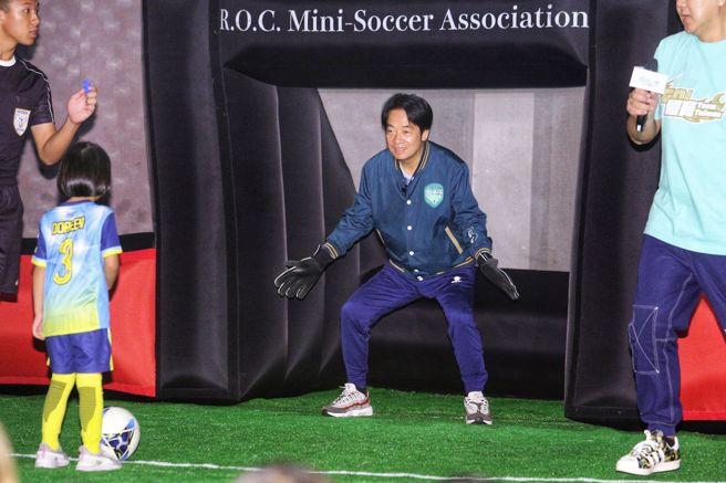 民进党总统参选人赖清德8日出席「体育 Team Taiwan 全国体育界挺赖清德后援会」成立大会，发表8大体育政见，并当起足球守门将与小朋友们过招。（黄世麒摄）