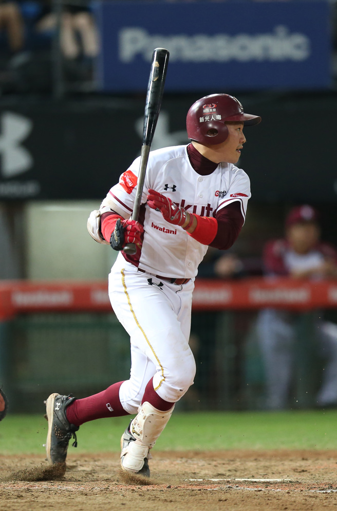 乐天桃猿梁家荣5局下敲出三垒滚地球送回三垒跑者，帮助球队追平战局。（陈怡诚摄）