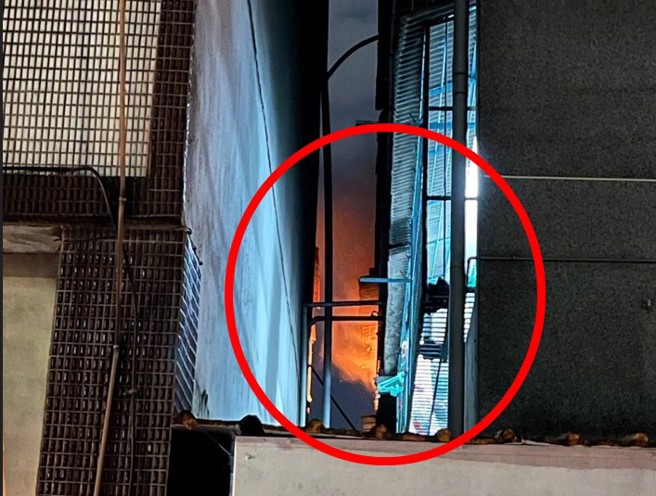 起火位置在公寓后侧阳台。（翻摄画面）