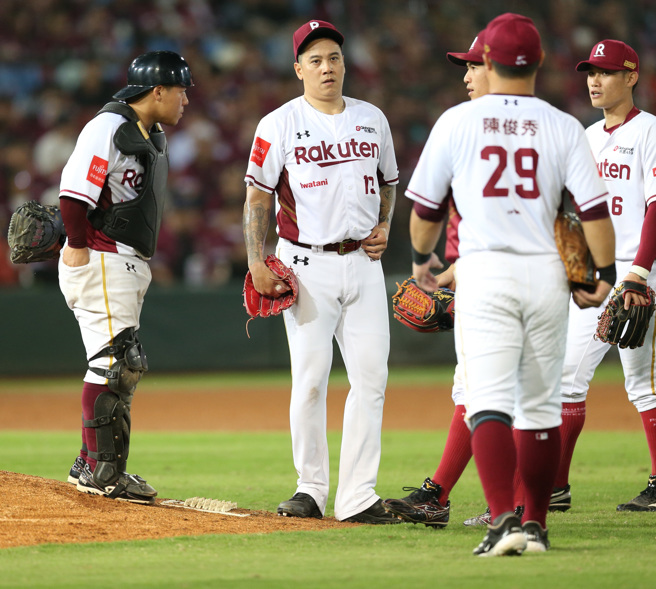 乐天桃猿陈鸿文（左二）在6局上出现乱流单局掉丢2分。（陈怡诚摄）