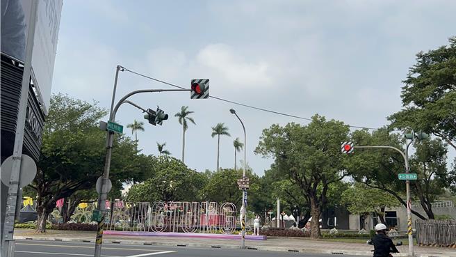 屏東縣議員曾義雄8日在議會質詢警察局長蔡文峰「沒事幹了嗎」，他質疑，為何要在警力吃緊的狀況下，還要多派人力去取締輕微的閃紅燈違規，根本就是擾民。（謝佳潾攝）