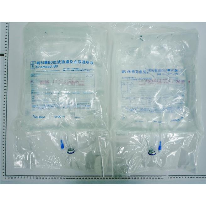 食药署接获通报，「补利寿B0血液过滤及血液透析液」有异物混入，经调查发现海运过程中货柜落水破损，海水渗入导致药品发霉，厂商紧急启动回收4503袋。（食药署提供）